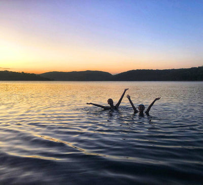 L’Été Heureux : Retraite nordique au bord d’un lac finlandais