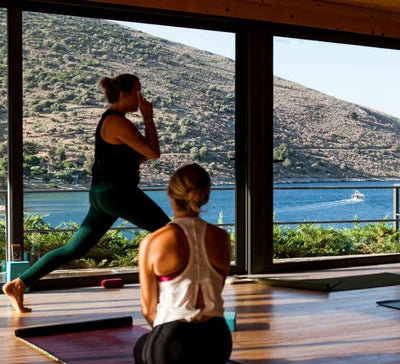 L’expérience hors du temps : Yoga & Reconnexion au bord de la mer en Grèce