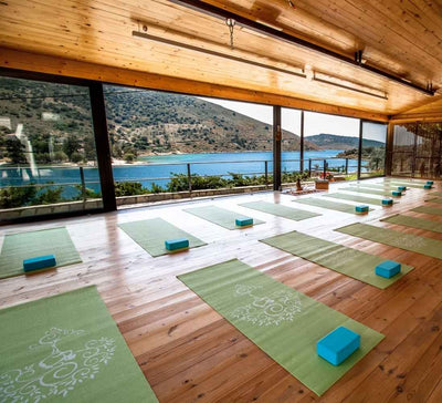 L’expérience hors du temps : Yoga & Reconnexion au bord de la mer en Grèce