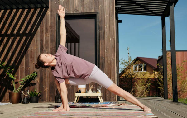 Une femme pratiquant du yoga sur une terasse