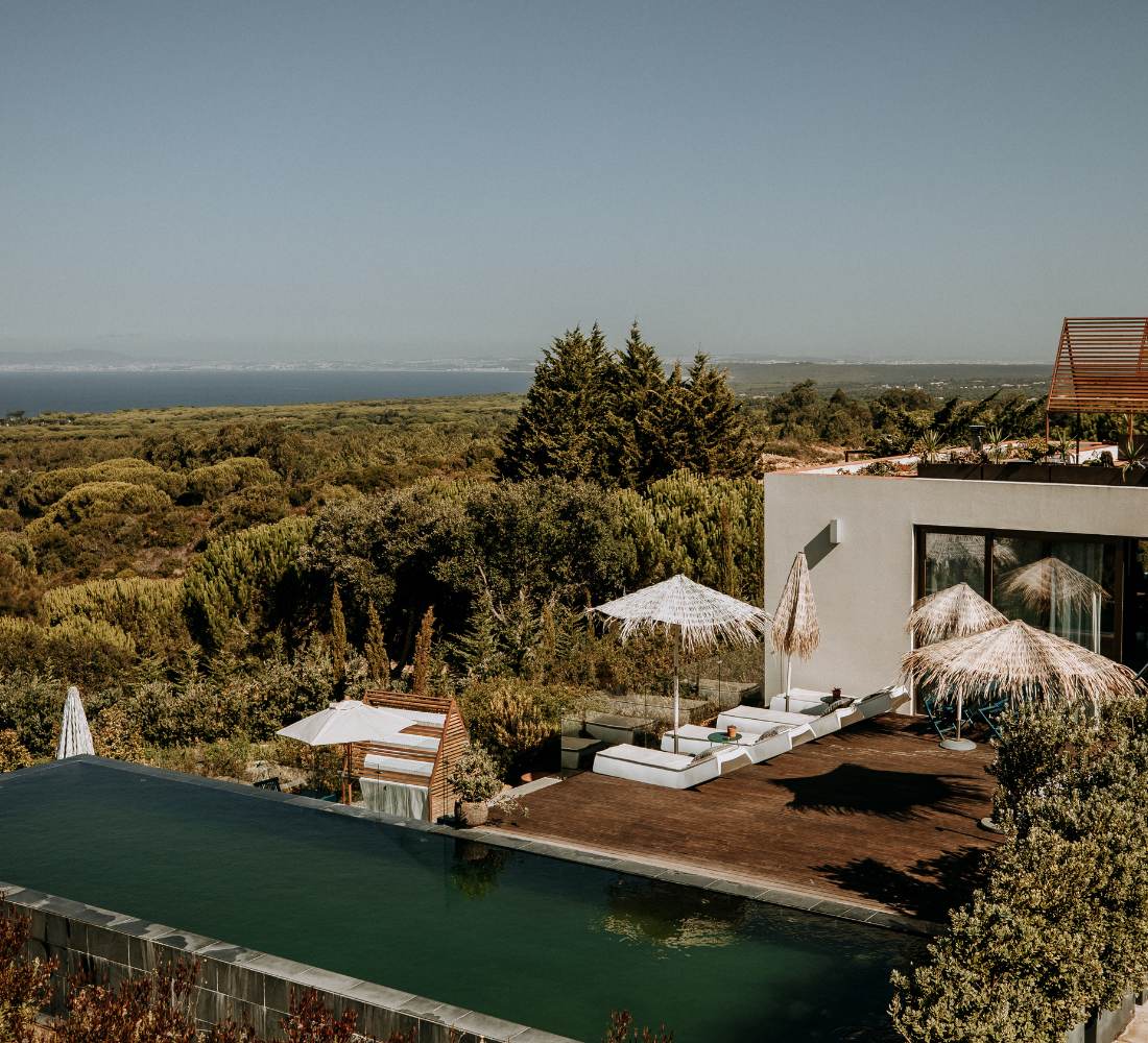 Piscine à débordement face à l'Atlantique dans le parc naturel de la Serra d'Arrábida