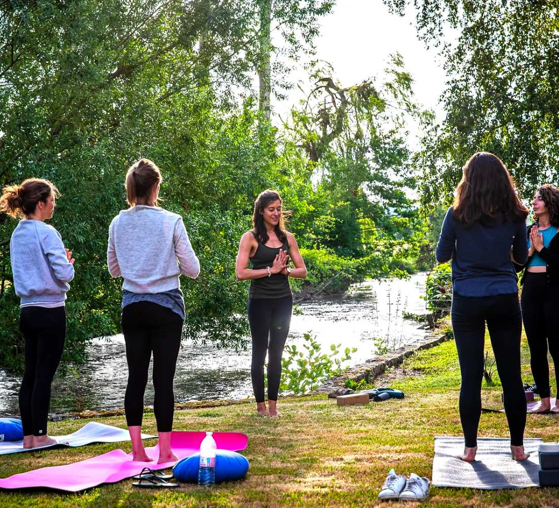 cours de yoga le long de la riviere