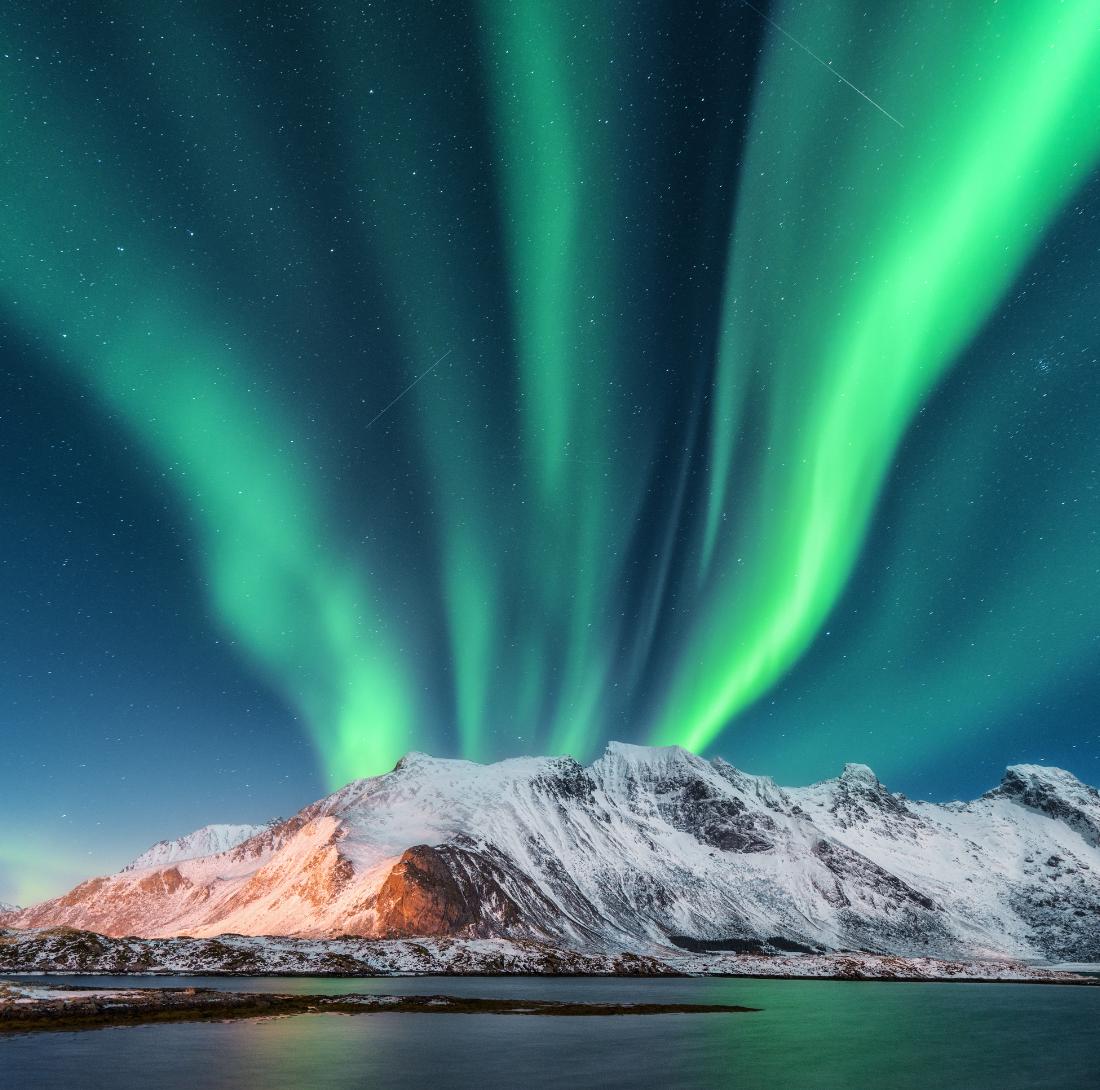 Spa nordique extérieur face au fjord dans les îles Lofoten