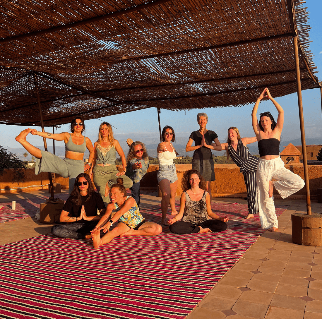 Groupe de yogi sur le toit d'un RIad à Marrakech