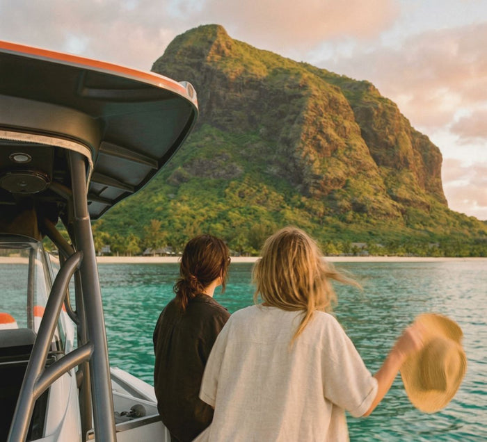 Sortie en bateau au lever du jour dans le lagon de Tamarin à l'île Maurice