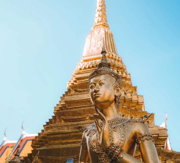 Temple thaïlandais et pratique de yoga lors d'un voyage bien-être en Thaïlande
