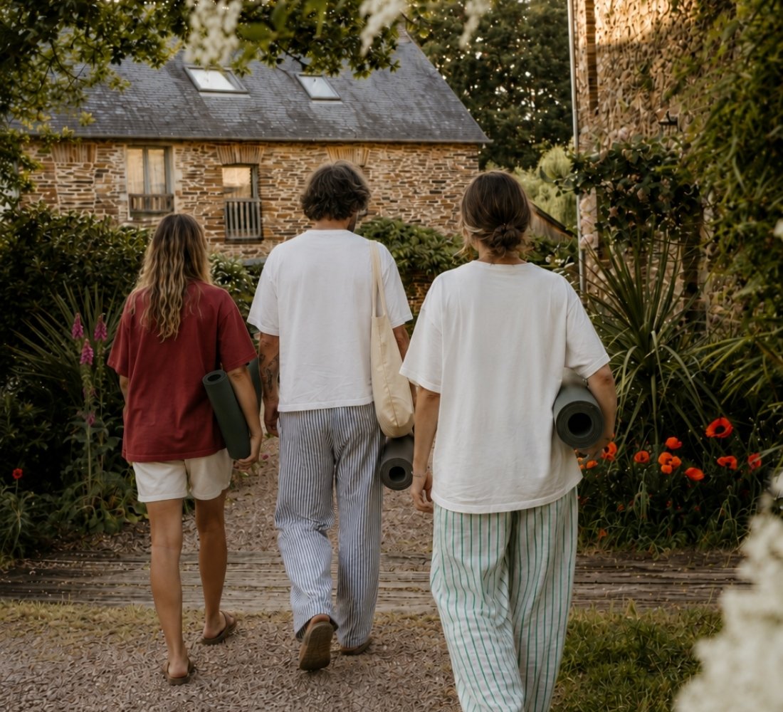 3 amis qui vont faire du yoga dans une vieille maison pour une retraite yoga en Bretagne