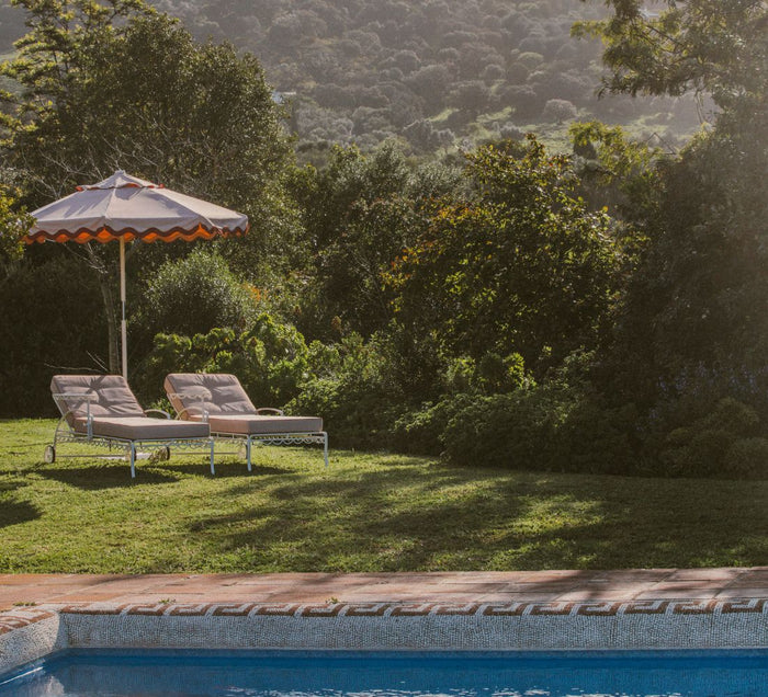 Piscine avec vue sur les collines andalouses depuis un cortijo rénové