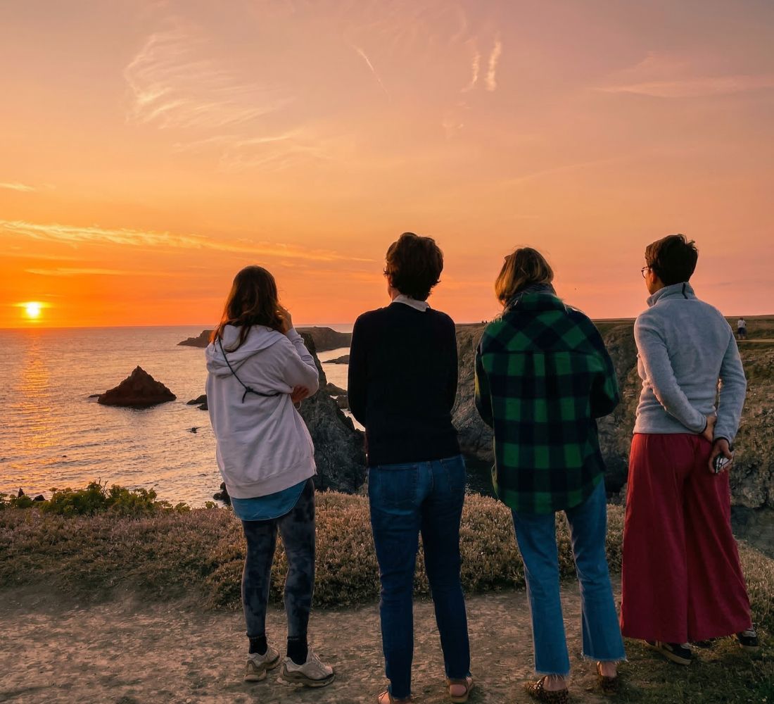 4 femmes regardant la vue depuis une falaise de la côte du nord de la France