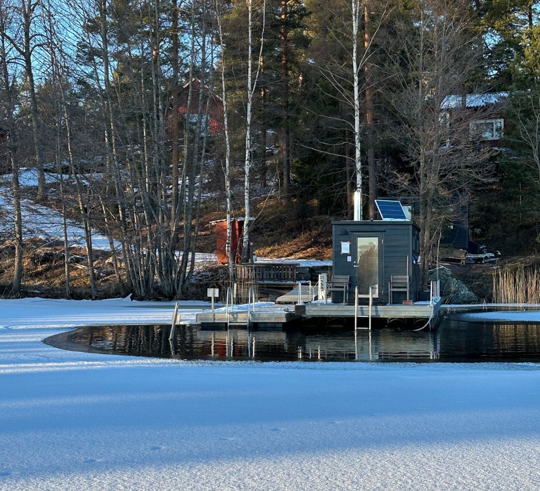 Sauna finlandais au bord d'un lac gelé en hiver