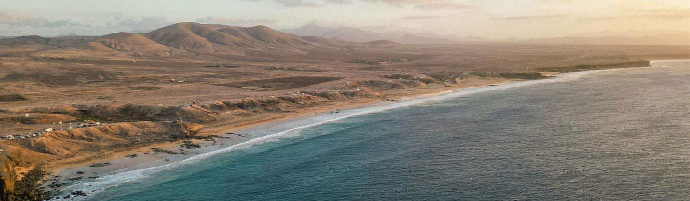 Paysage volcanique et océan baignés de soleil aux Canaries en octobre