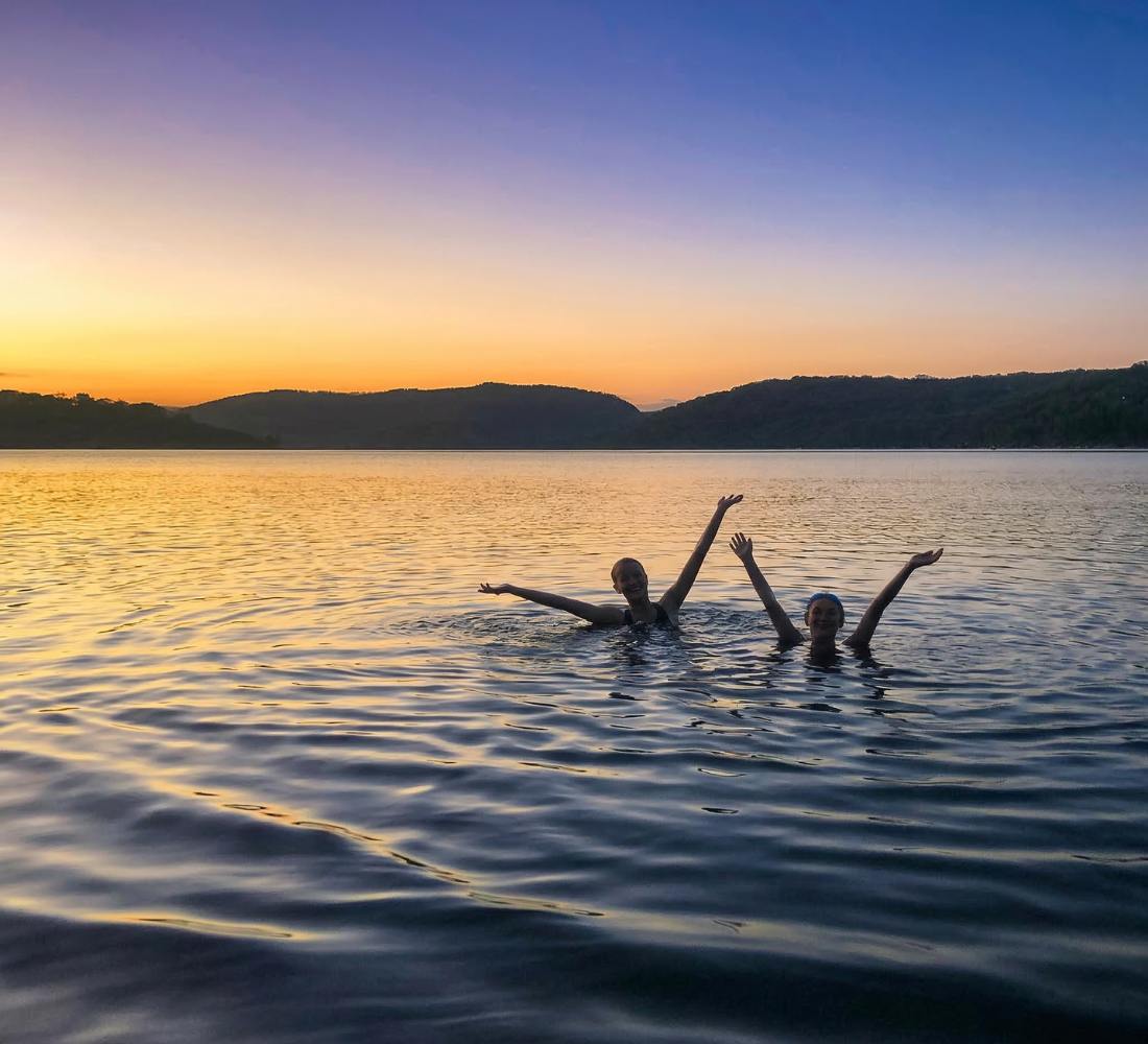 L’Été Heureux : Retraite nordique au bord d’un lac finlandais