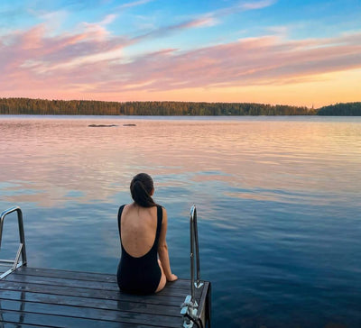 L’Été Heureux : Retraite nordique au bord d’un lac finlandais