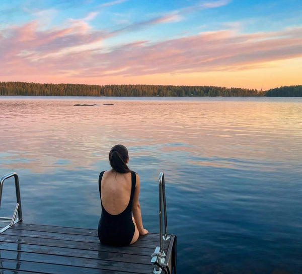 L’Été Heureux : Retraite nordique au bord d’un lac finlandais