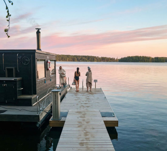 Chalet nordique et sauna au bord d'un lac finlandais