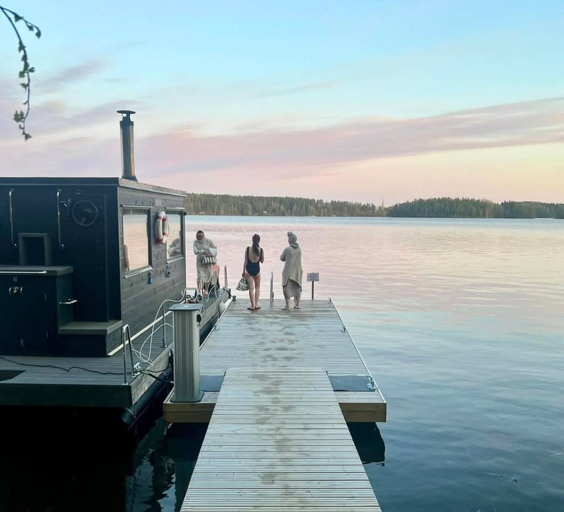 L’Été Heureux : Retraite nordique au bord d’un lac finlandais