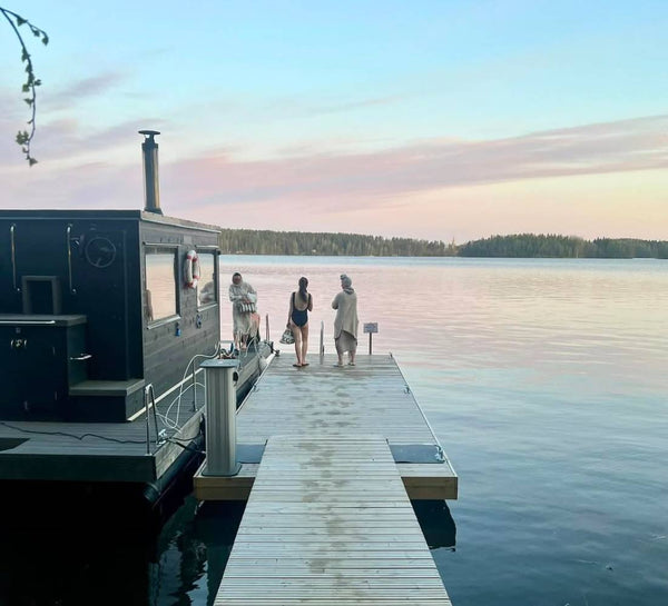 L’Été Heureux : Retraite nordique au bord d’un lac finlandais