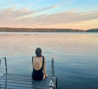 L’Été Heureux : Retraite nordique au bord d’un lac finlandais