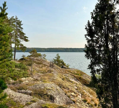L’Été Heureux : Retraite nordique au bord d’un lac finlandais