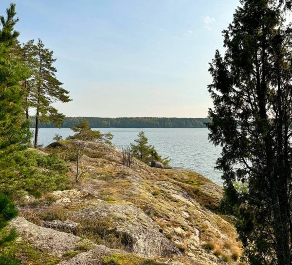 L’Été Heureux : Retraite nordique au bord d’un lac finlandais