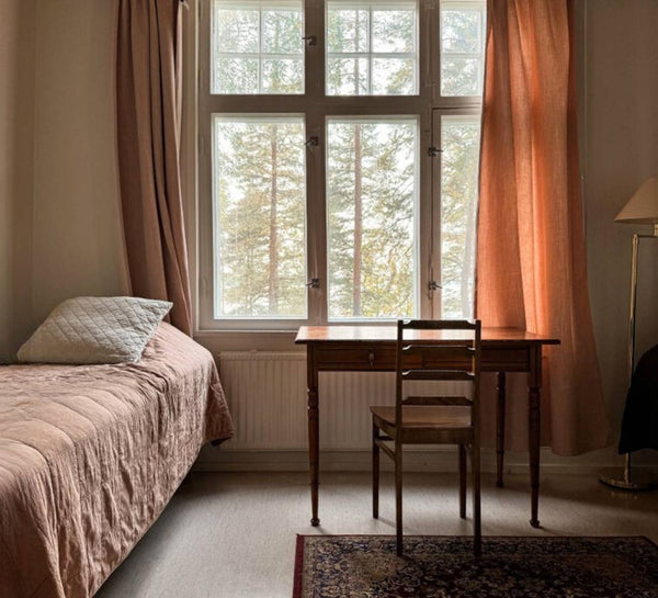 L’Été Heureux : Retraite nordique au bord d’un lac finlandais