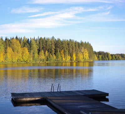 L’Été Heureux : Retraite nordique au bord d’un lac finlandais