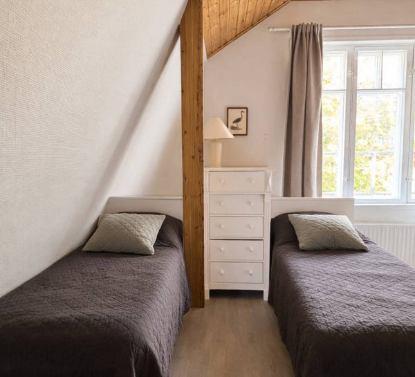 L’Été Heureux : Retraite nordique au bord d’un lac finlandais