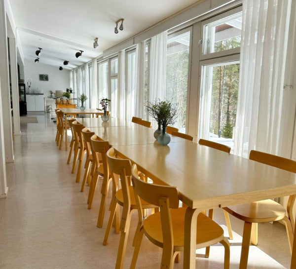 L’Été Heureux : Retraite nordique au bord d’un lac finlandais