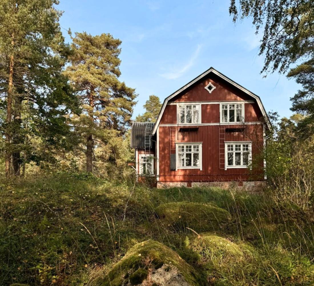 L’Été Heureux : Retraite nordique au bord d’un lac finlandais