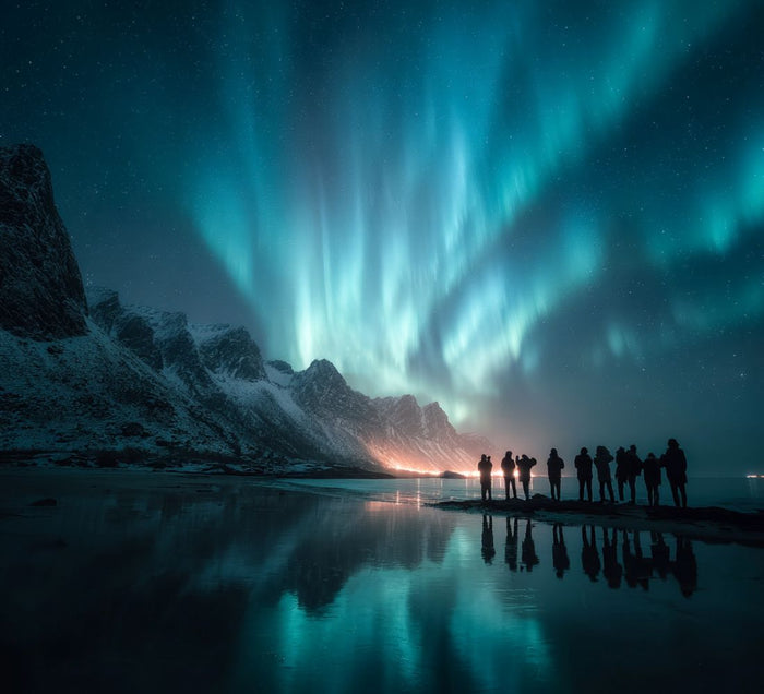 Aurore boréale au-dessus des montagnes des îles Lofoten en Norvège