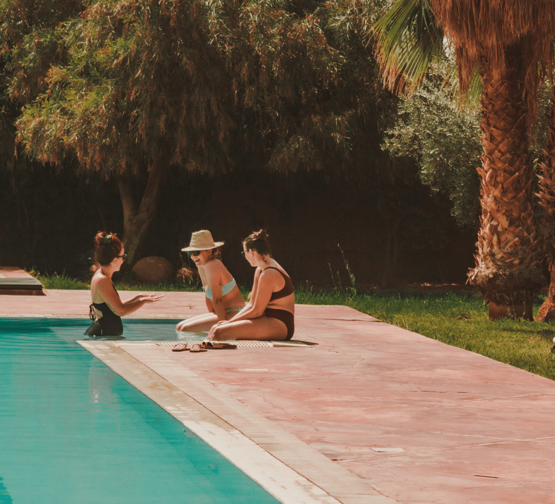 Séance de yoga face aux montagnes de l'Atlas, dans un écolodge près de Marrakech