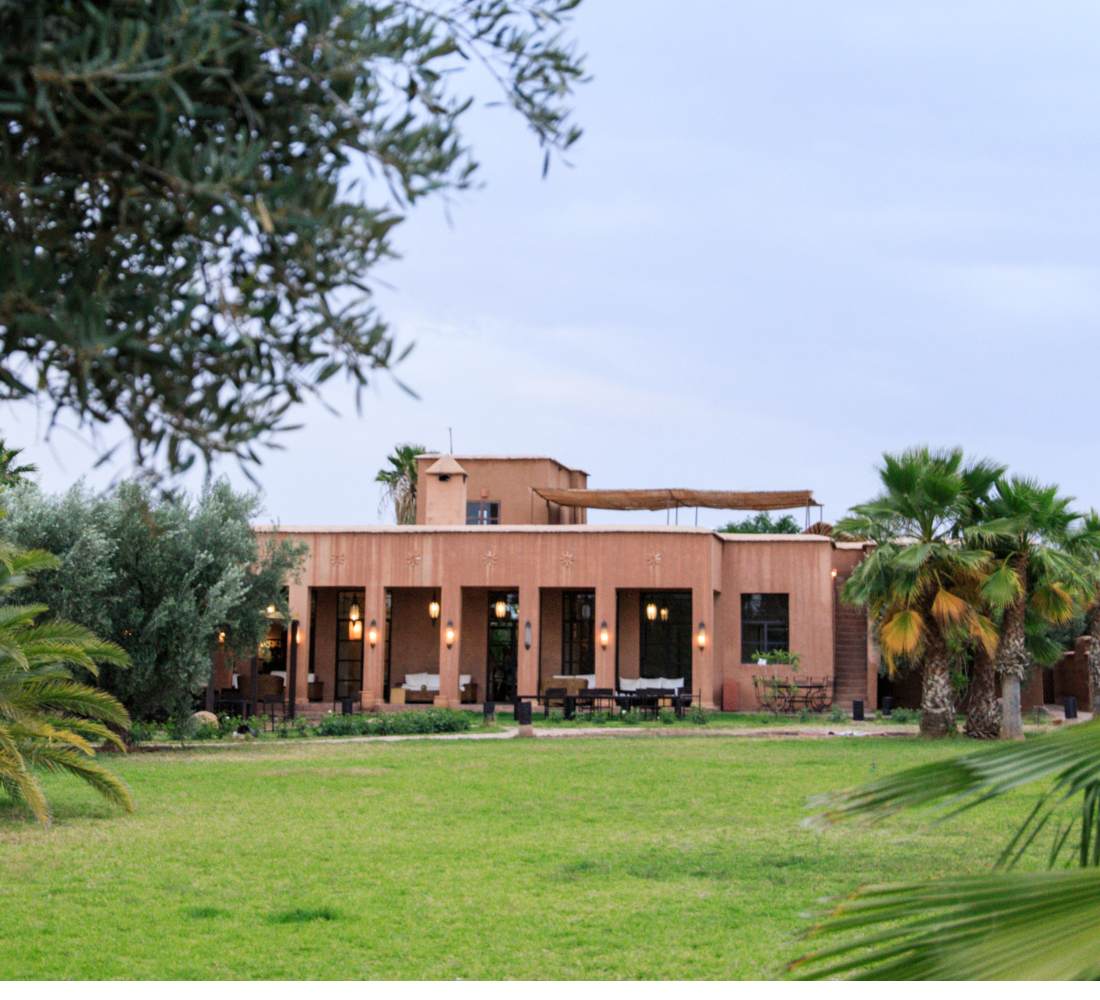 Riad et jardins face aux montagnes de l'Atlas, près de Marrakech au Maroc